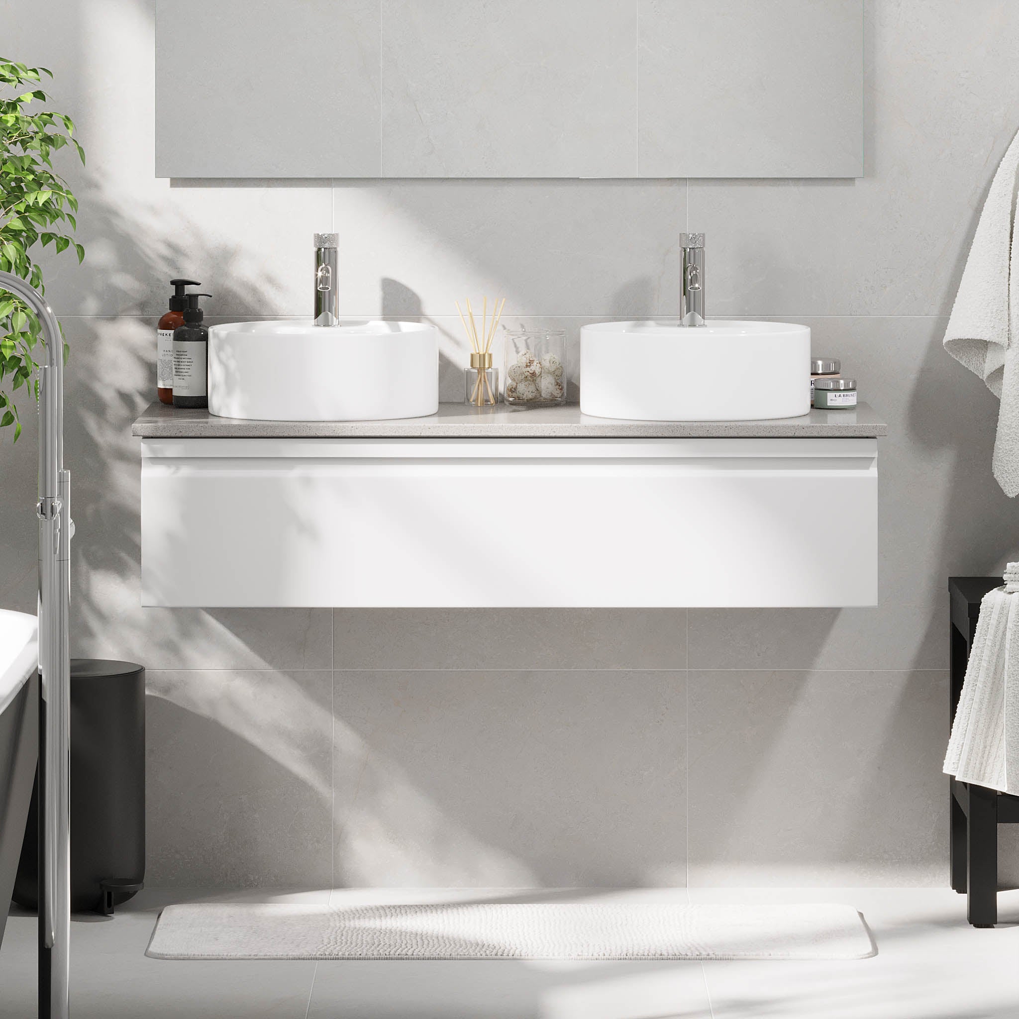 Mirage badeværelse møbler med grå bordplade, Matt White